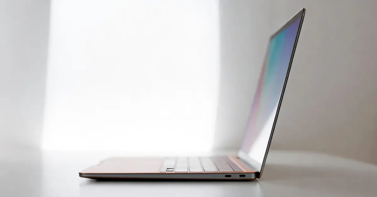 Apple pokazuje najtańszego MacBooka w historii. Nowy MacBook Neo za 599 dolarów celuje w Chromebooki